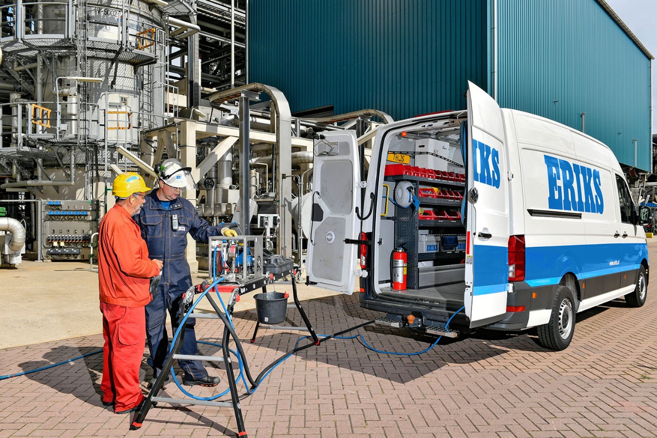 technical ERIKS Field Service Team op locatie voor slangeninspectie, test en keuring, in gesprek met engineer on site