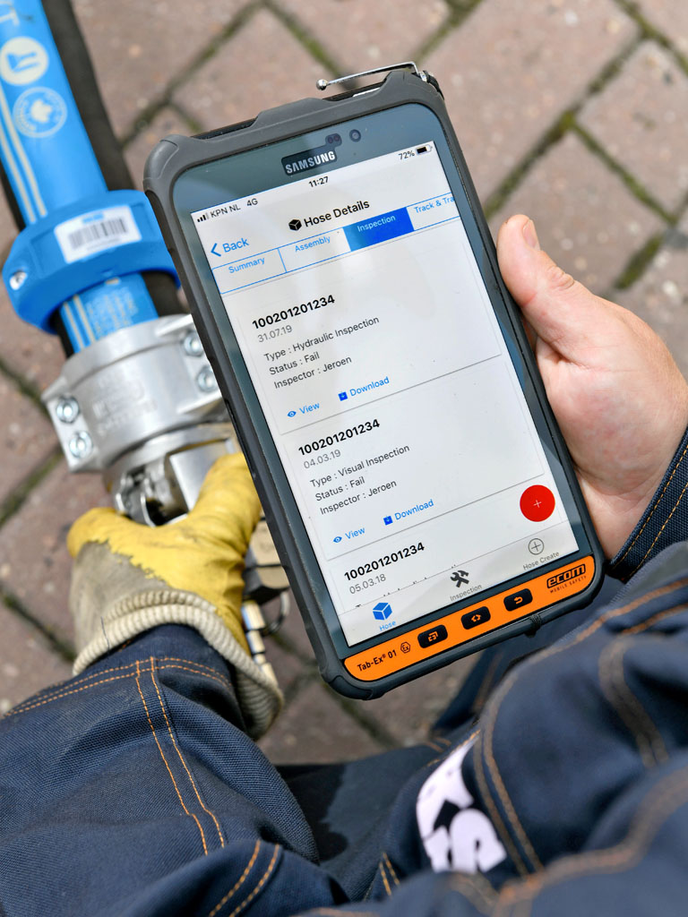 technical Het ERIKS Field Service Team test een slang onsite met behulp van testdata via tablet